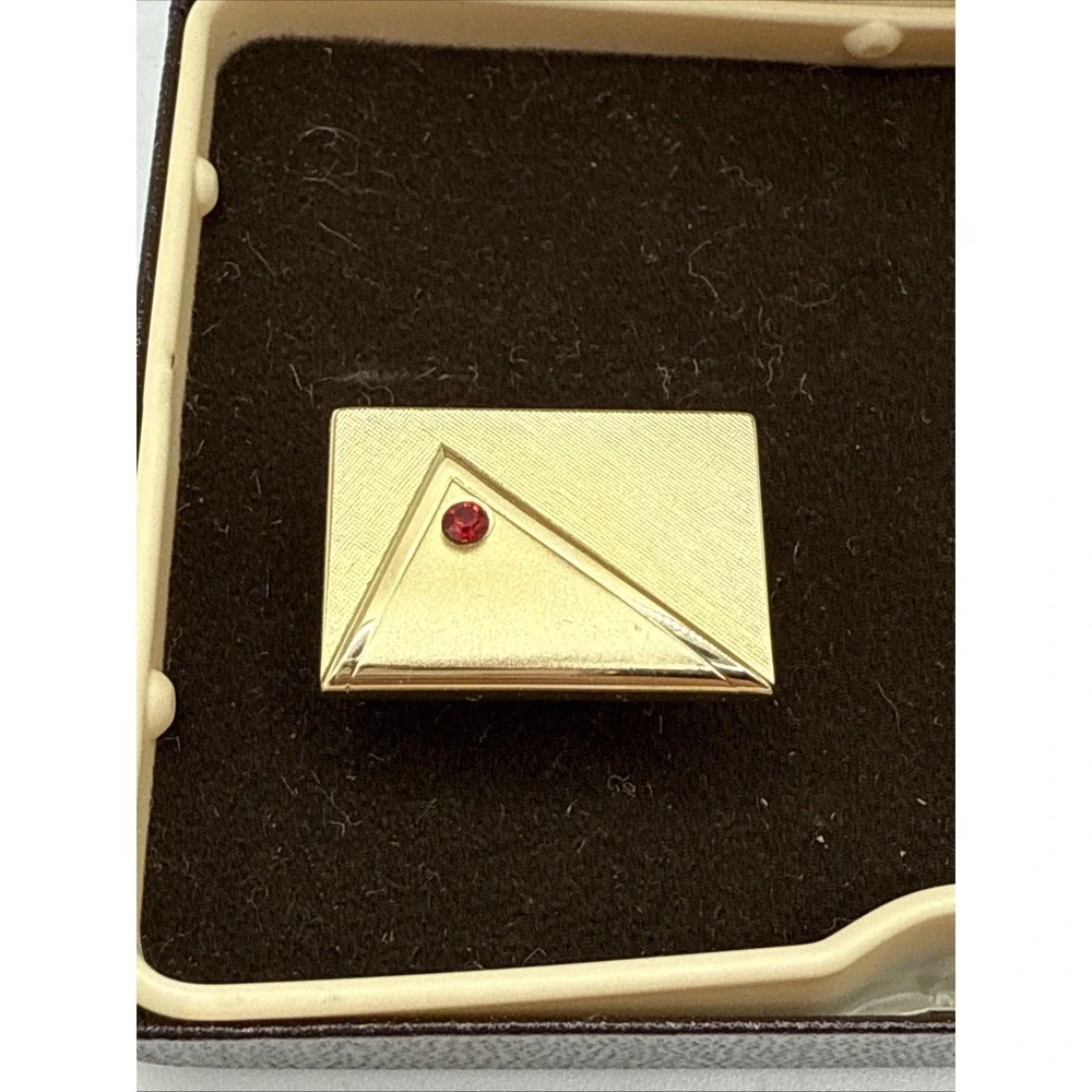 Vintage Swank brushed gold-tone geometric W/‎ Small Red Rhinestone cufflinks